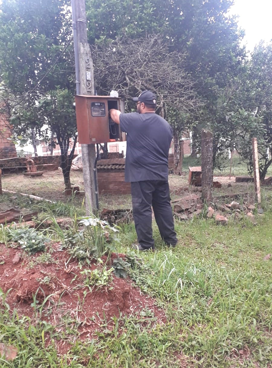 Secretaria de Obras executa manutenção para normalizar o abastecimento de água no Bairro Trevo